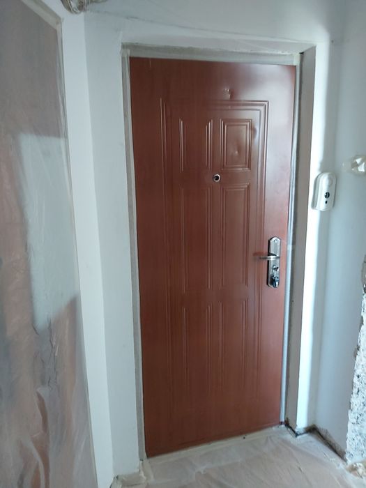 Vând urgent ușa de metal intrare în apartament in Cluj-Napoca