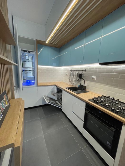 Ofer spre inchiriere apartament cu 3 camere cu loc de parcare