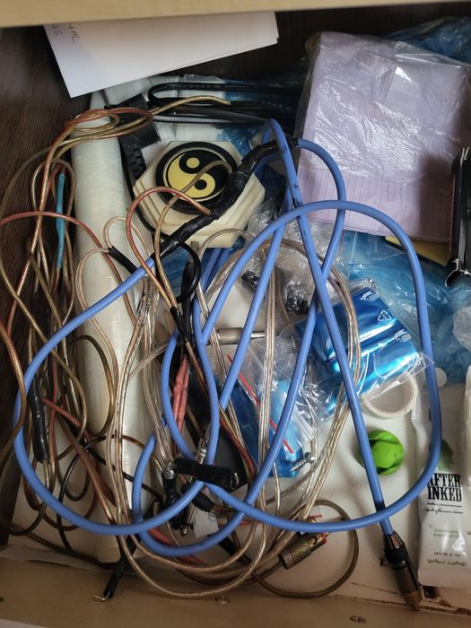 Kit complet aparat de tatuat + sursa, accesorii, piele sintetica etc