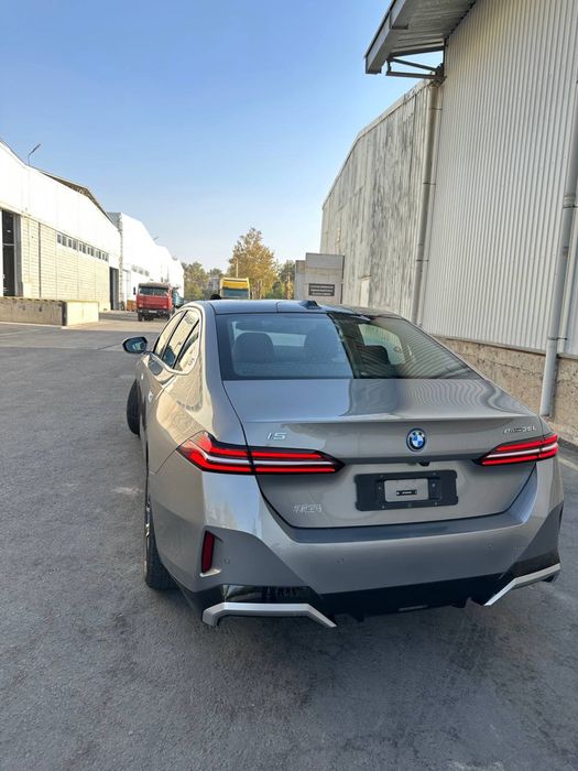 BMW i5 35L 2024 yil