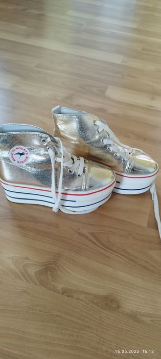 Лачени обувки на платформа