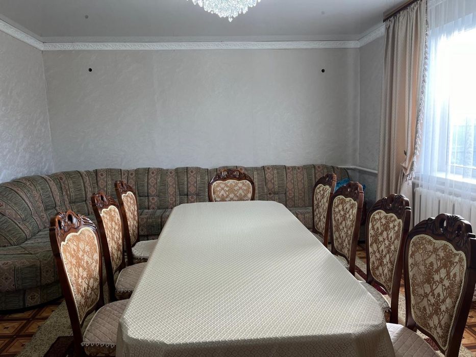 Стол со стульями из дерево