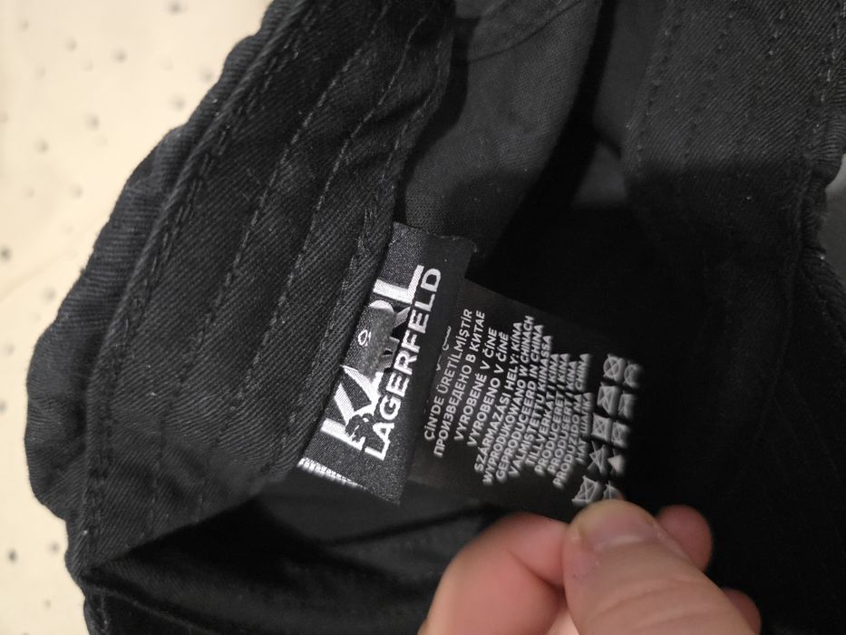 Като НОВА шапка с козирка Karl Lagerfeld