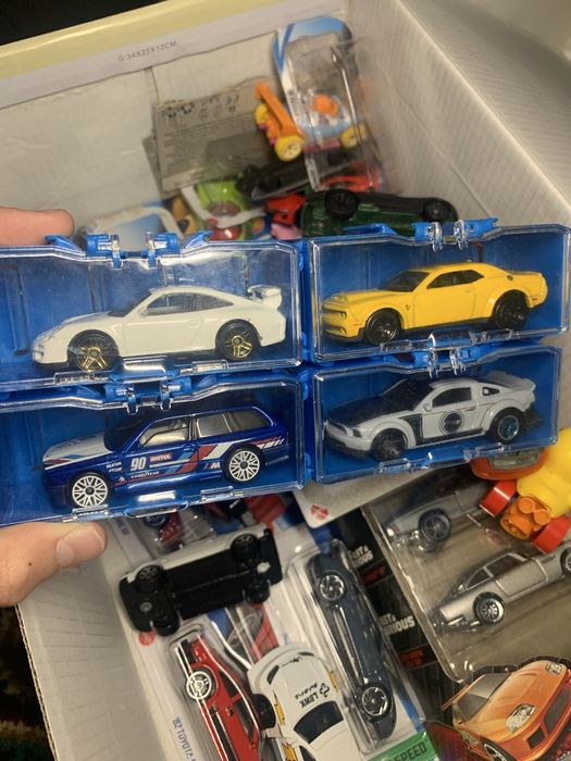 Продам коробку с машинками