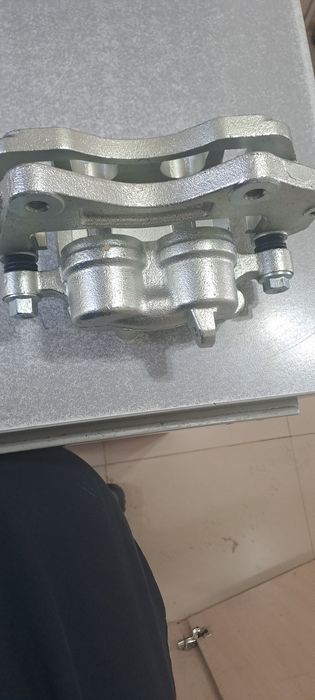 Суппорта передние Mitsubishi Montero Sport