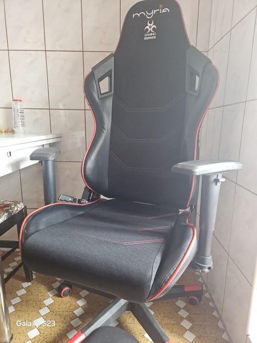 Scaun gaming myria în stare buna este ,puțin reparat pe spate material