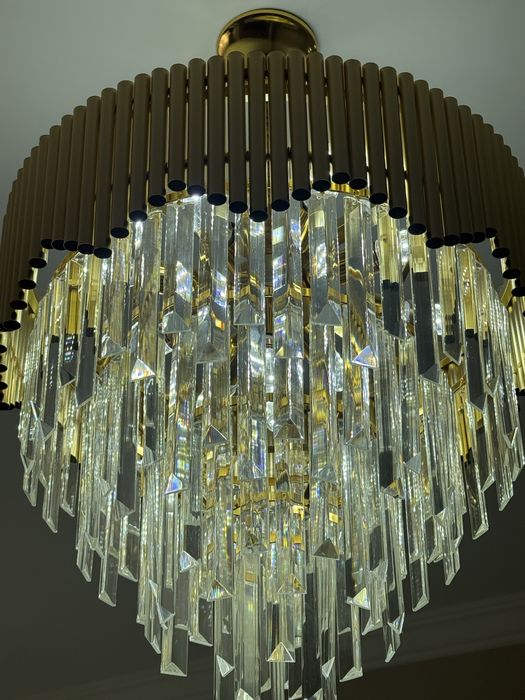 Lustră  tip candelabru – design modern, finisaj auriu