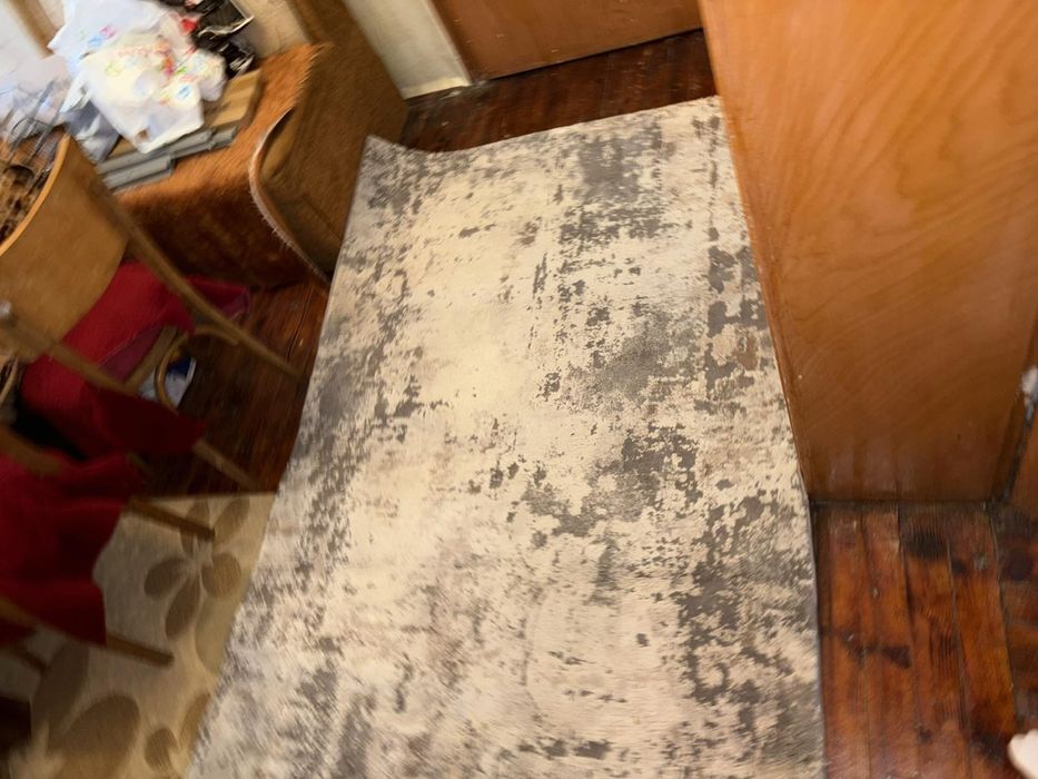 Модерен килим в неутрални тонове с ефект на състаряване.