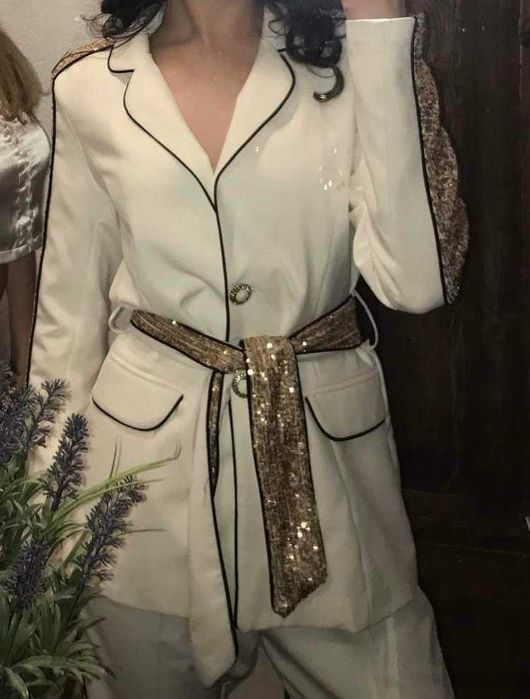 Дамски бял костюм