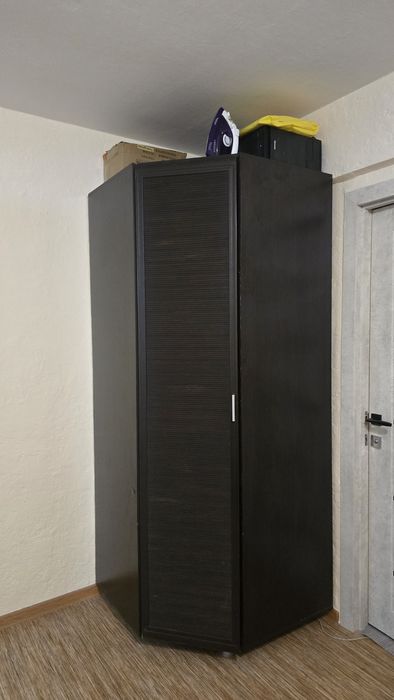 Продам шкаф угловой