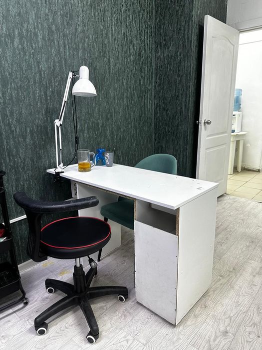 Продам стол ,стулья для моникюра