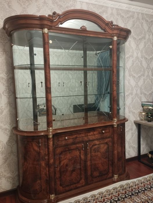 Mebel mehmon xona uchun stenka va kamod