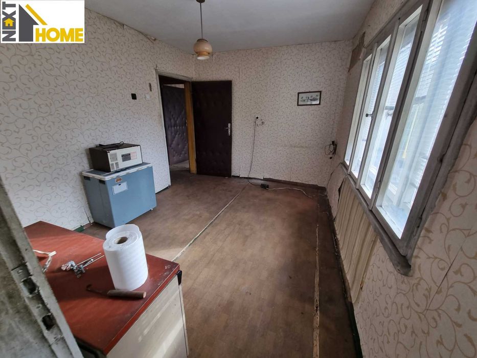 Етаж от къща с отделен вход, дворно място и ГАРАЖ