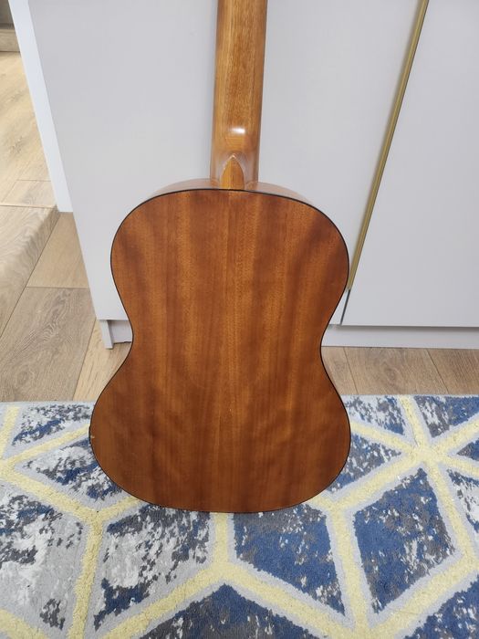 Продам гитару есть дефект с боку