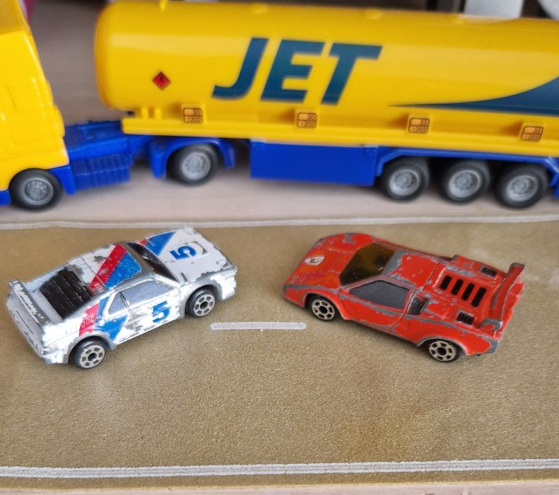 Set machete BMW si Lamborghini, marca Matchbox