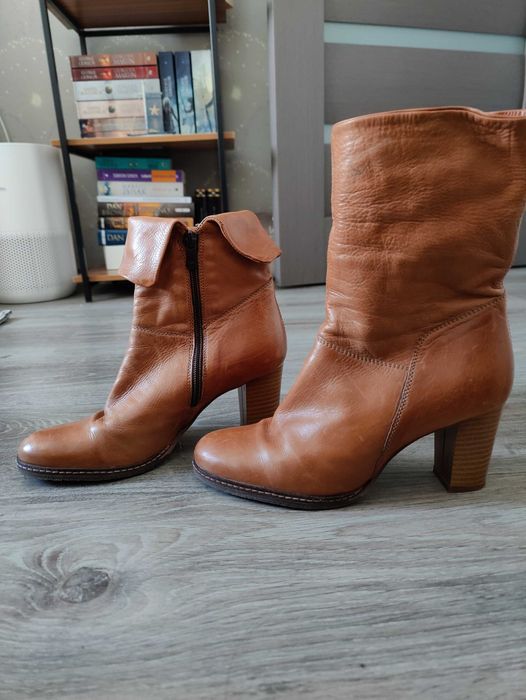 Botine maro, din piele, cu toc