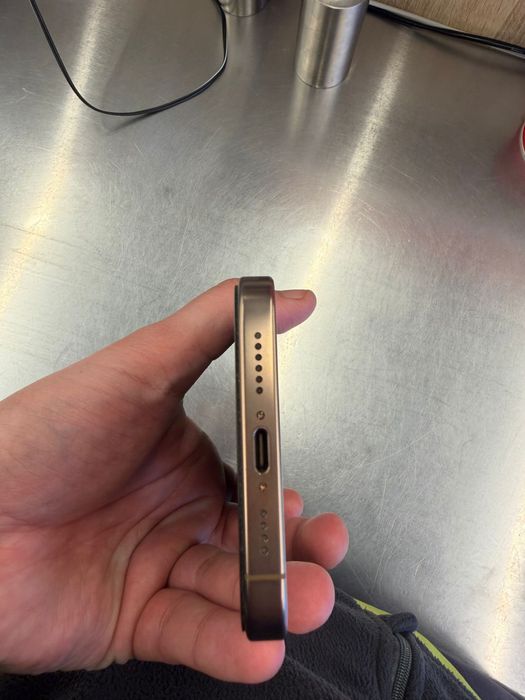 Vand iphone 16 pro max ,culoare gold ,nou ,baterie 100%,garantie