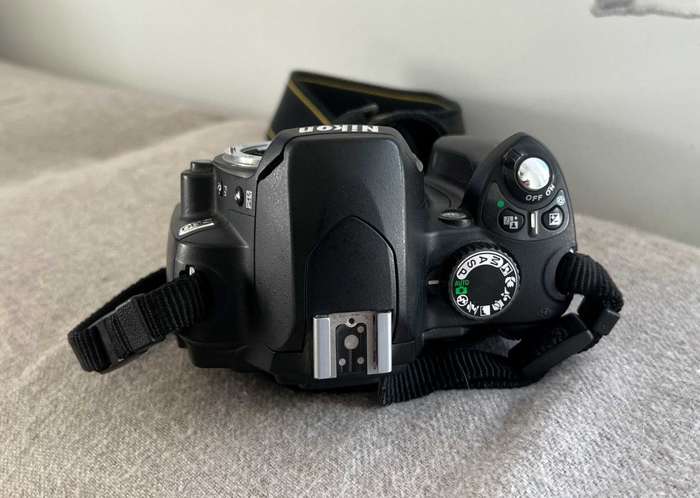 Nikon D60 DSLR body, stare bună, fără baterie, curea inclusă