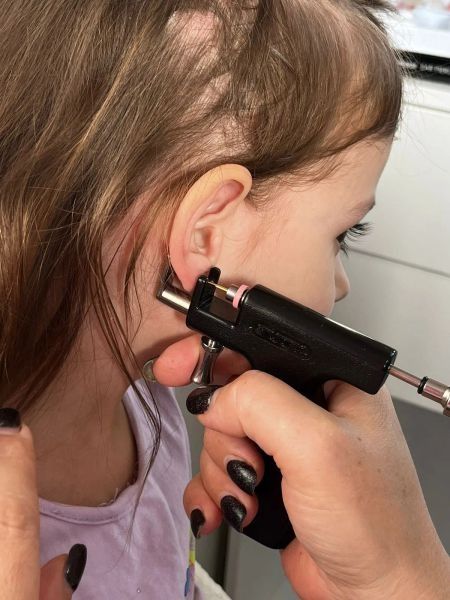 Прокол ушей детям и взрослым.