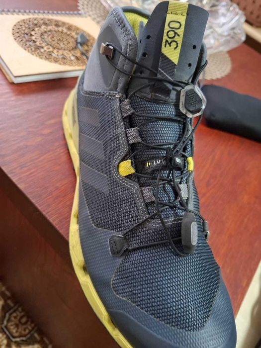 BOCANCI TERREX  cu GORE-TEX  Marime 44, stare foarte buna