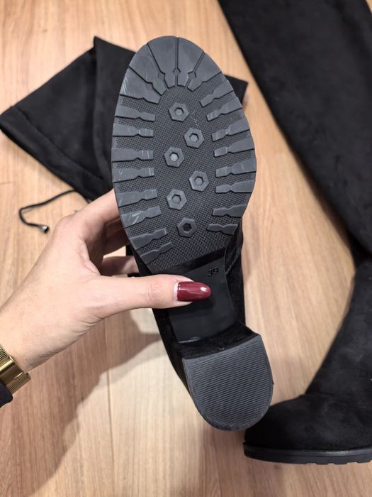 Продавам елегантни черни велурени ботуши на ток.