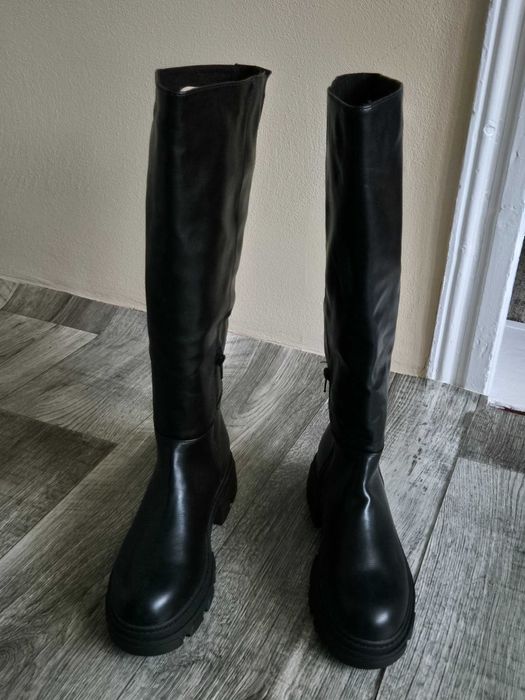 Vand cizme noi marimea 40si 37