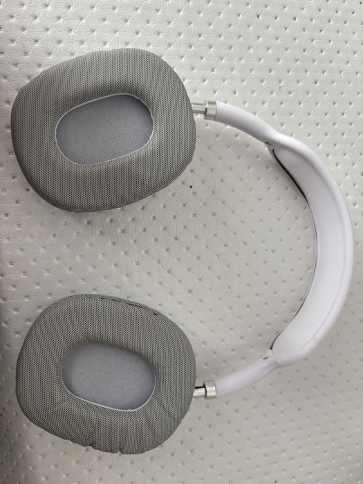 AirPods наушник.
