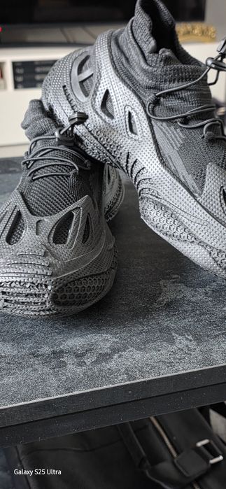 Продам спортивную обувь