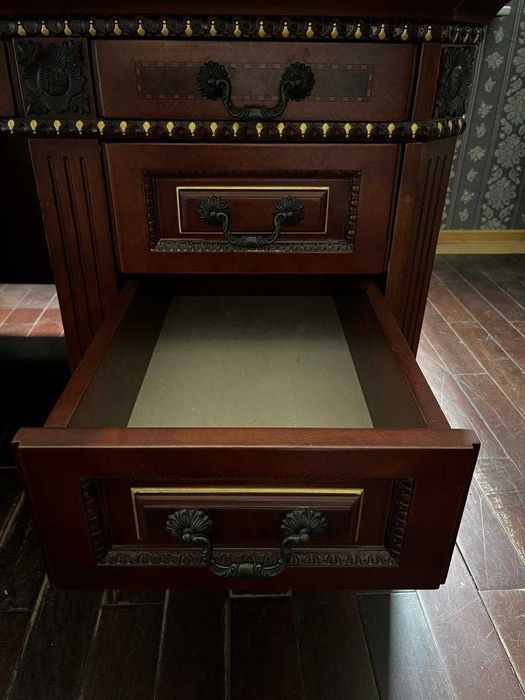 Стол письменный из дерева