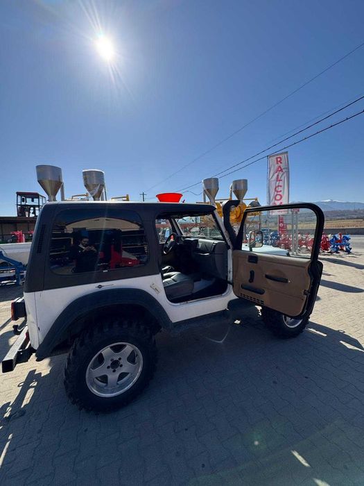 Masina JEEP 2.5 benzina