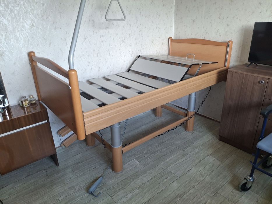 Болнично легло с матрак.