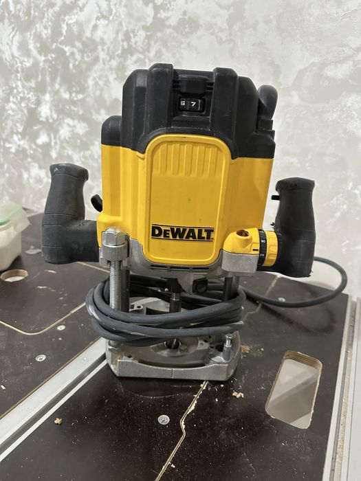 Фрезер вертикальный DeWALT DWE625-QS