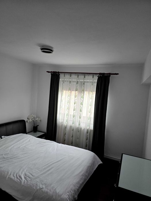 Vand apartament 2 camere piață (central)
