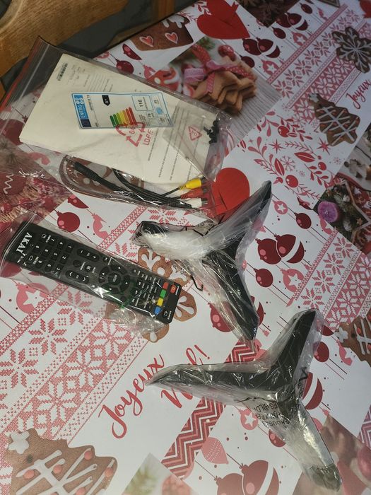 Vand tv nou akai 145 diagonala