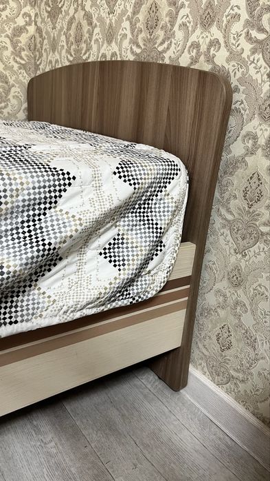 Продам кровать с матрасом