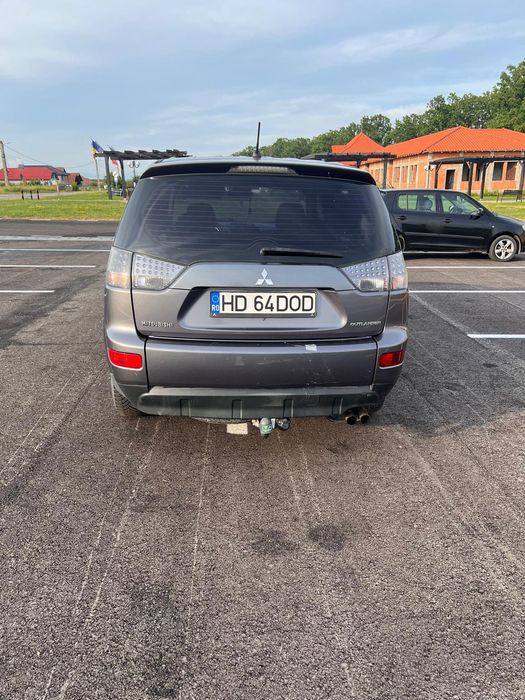 Vând Mitsubishi Outlander