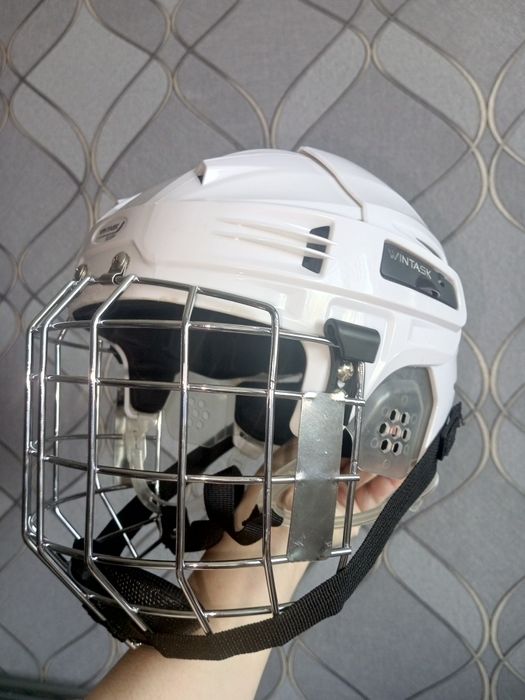 Продам шлем хоккейный