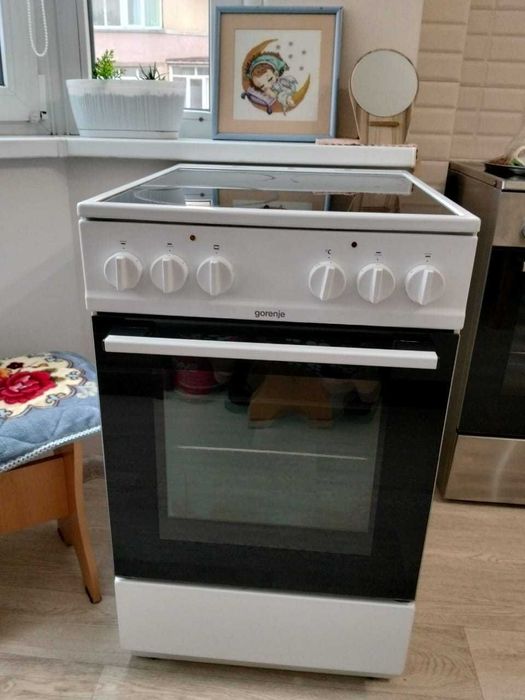 Продам электрическую плиту с духовкой