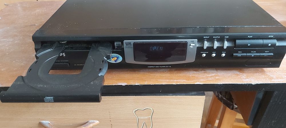 Vând CD player Philips 713