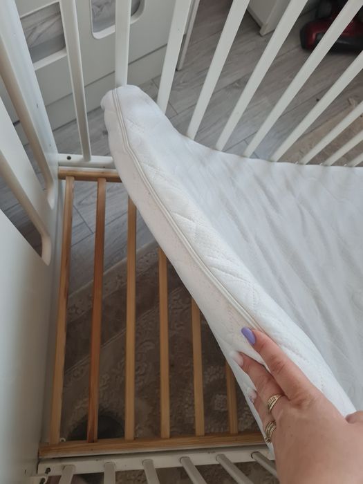 Patut bebe cu lenjerie și saltea incluse