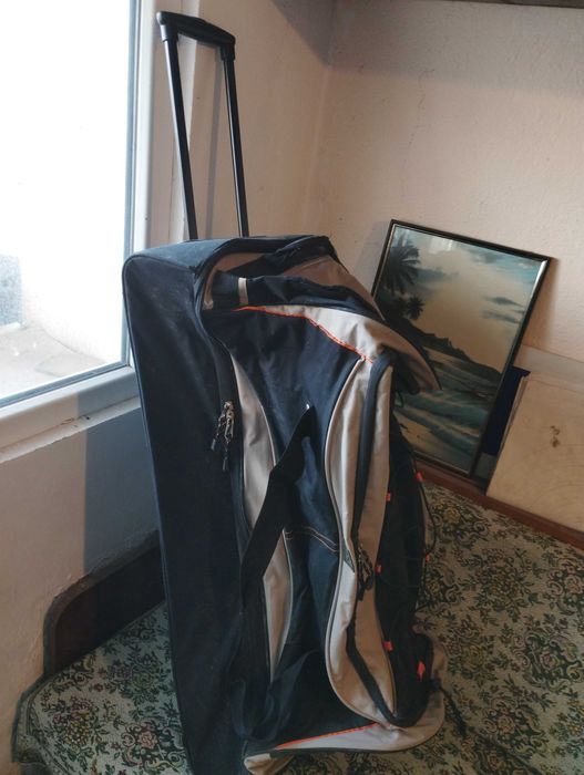 Продавам много голям сак на колелца