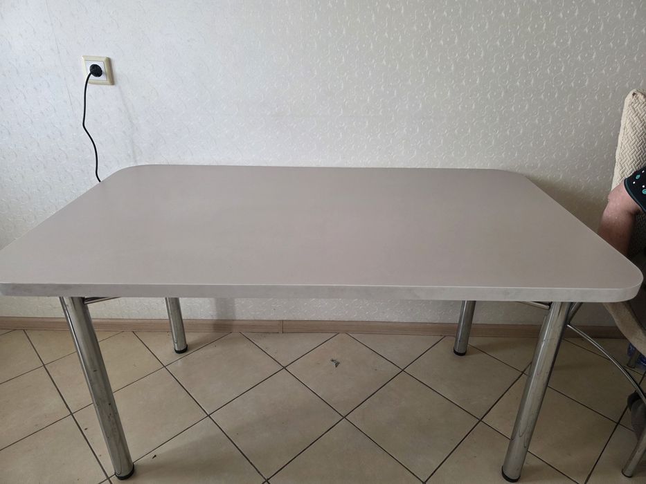 Продам кухонный стол