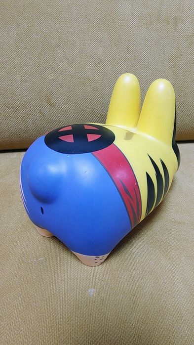 Kidrobot x Marvel Wolverine Labbit,  колекционерска винилова фигура, проектирана от художника Франк Козик.