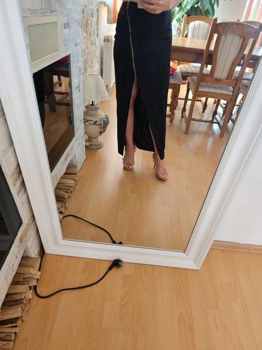 Fusta noua, chic, lunga cu crapatura pe picior 38-40