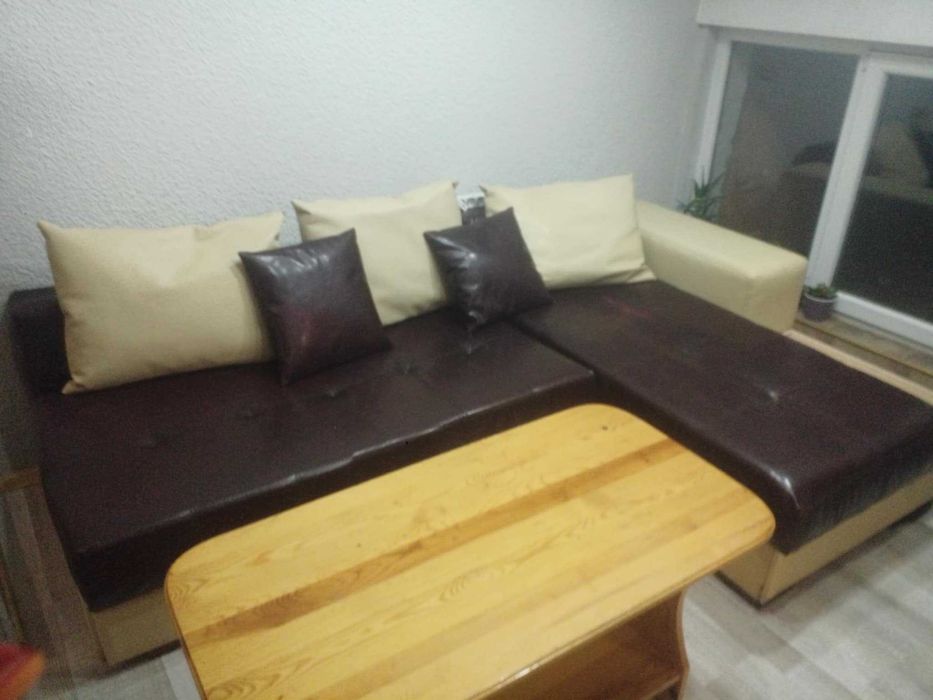 Продавам ъглов диван от еко кожа с функция сън и ракла