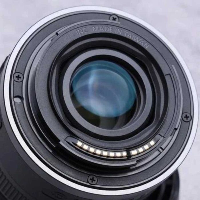 Полнокадровый объектив RF 24-50 мм F4.5-6.3 IS STM со стандартным