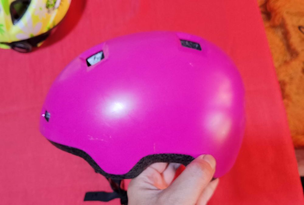 Продавам 2бр детски каски за глава