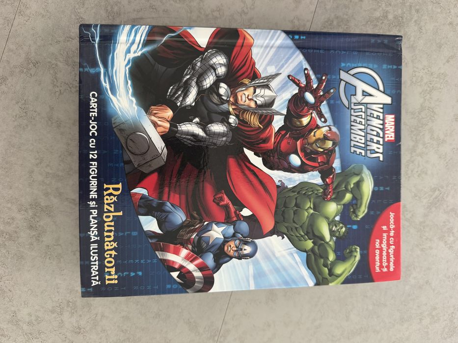 Carte Avengers cu figurine