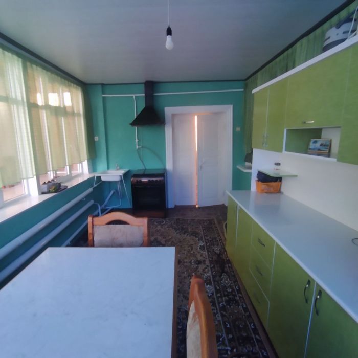 Уй сотилади срочно эски автошкола, хамма мебеллари билан, ремонти яхши