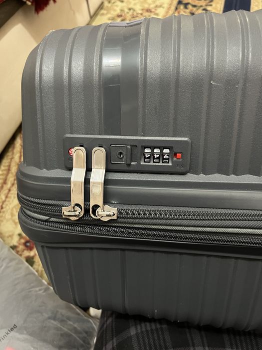 Чемодан большого размера с кодом